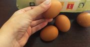 Wyjmuję z kieszeni w sklepie i po chwili już wiem. To najszybszy sposób, by sprawdzić świeżość jajek