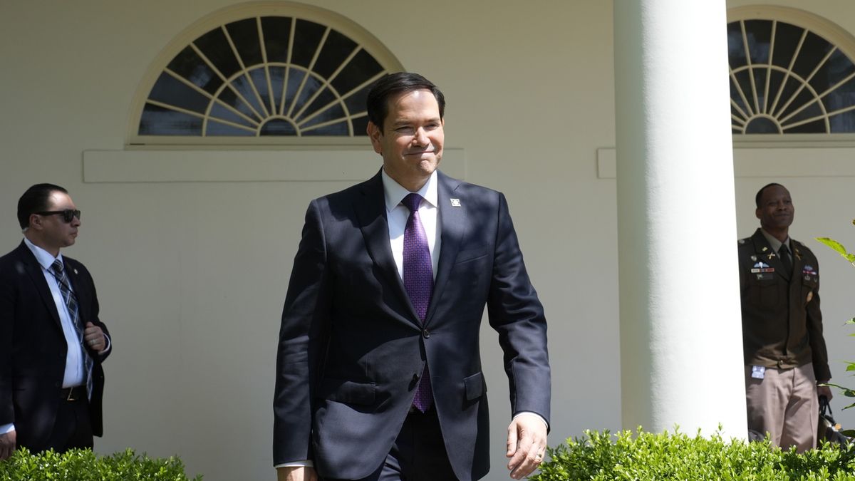 National Day of Prayer at the White House
epa12068151 US Secretary of State Marco Rubio (C) attends a National Day of Prayer event with US President Donald Trump (not pictured) in the Rose Garden at the White House in Washington, DC, USA, 01 May 2025.  EPA/YURI GRIPAS / POOL 
Dostawca: PAP/EPA.
YURI GRIPAS / POOL
mic, podium, government, politics, workers, employee