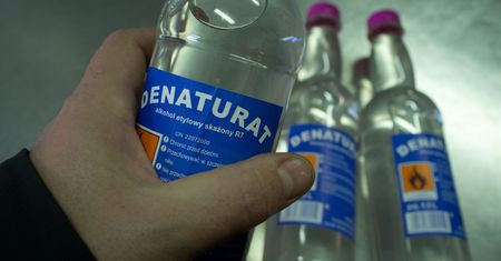 Są w ciężkim stanie po wypiciu denaturatu. Policja szuka innych osób