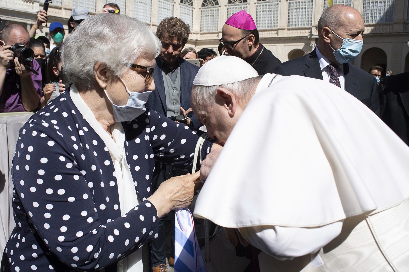 Niesamowity gest papieża Franciszka. To zdjęcie obiega świat