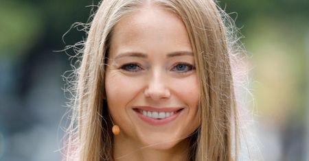 Agata Rubik pokazała mamę pozującą z wnuczkami. Fanki pieją z zachwytu: "Jaka babcia, to raczej STARSZA SIOSTRA" (FOTO)
