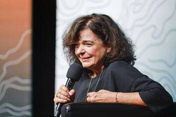 Tak mieszka Katarzyna Grochola. Dywany, książki i wygodne kanapy