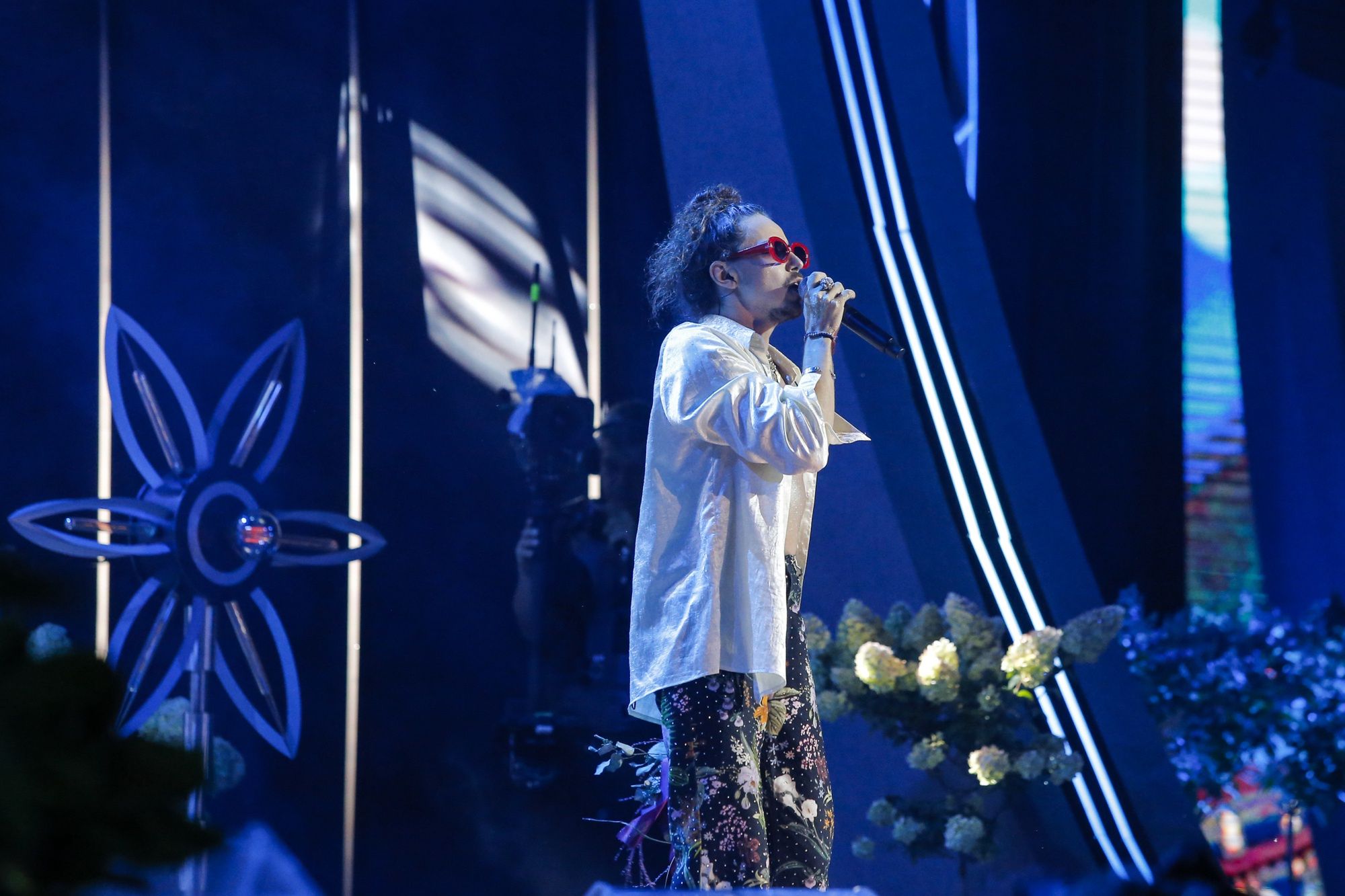 Bosy Michał Szpak w staniku na Earth Festival