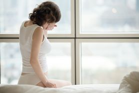 Wczesne objawy ciąży - brak miesiączki, nudności i wymioty, bolące piersi, zmiana apetytu