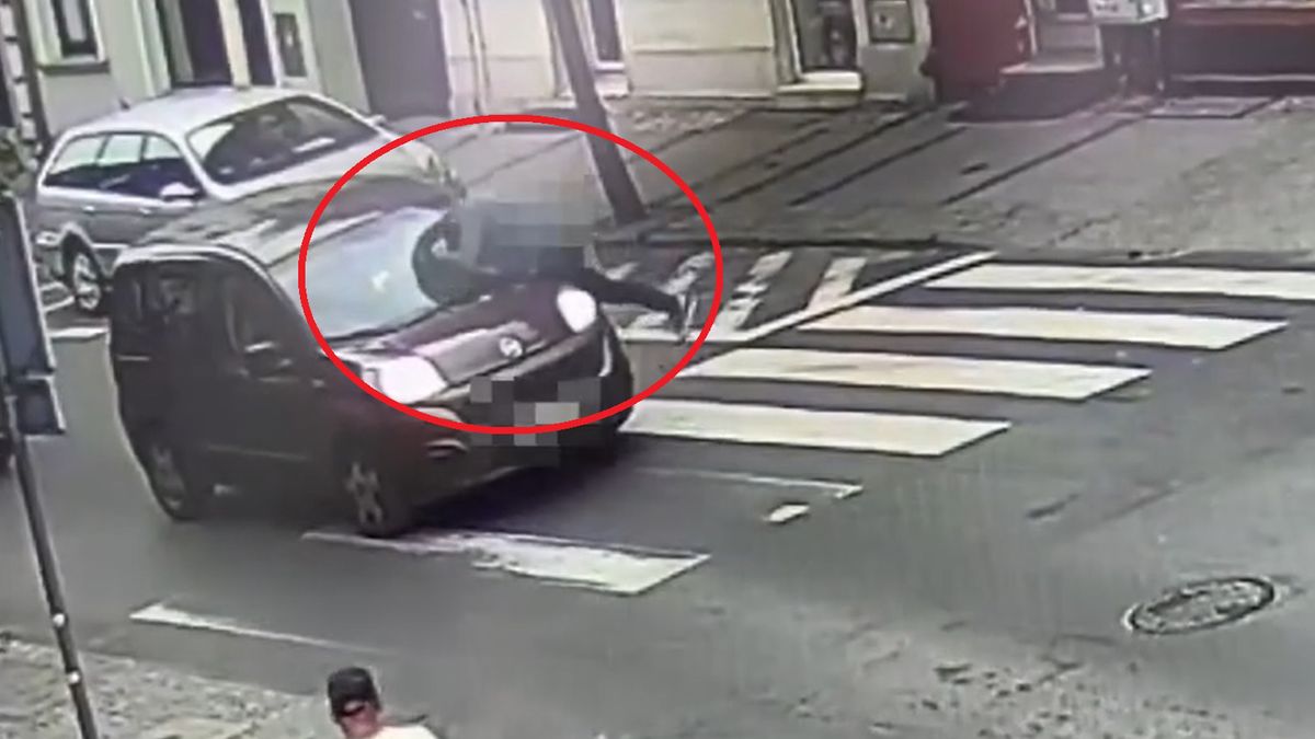 Uderzył głową w samochód