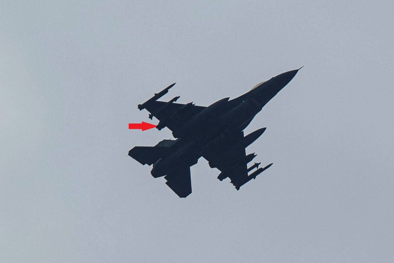 Ukraiński F-16 w nowej roli. Pod skrzydłami podwójny bombowy czteropak