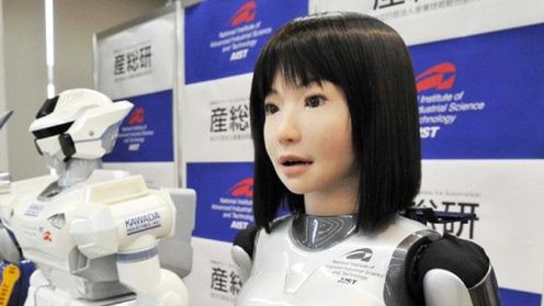 Robot-modelka HRP-4C chodzi i robi miny 1