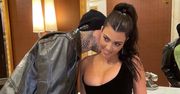 Półnaga Kourtney Kardashian całuje się z Travisem Barkerem na jachcie: "TO AMORE" (FOTO)