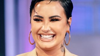 Demi Lovato obściskuje się z ukochanym i PRĘŻY SIĘ w bikini nad basenem (FOTO)