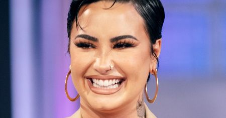 Demi Lovato obściskuje się z ukochanym i PRĘŻY SIĘ w bikini nad basenem (FOTO)