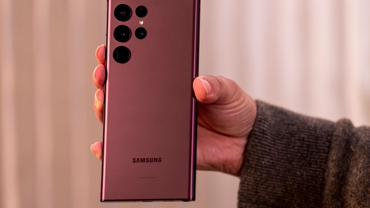 A Samsung Galaxy S22 Ultra 5G smartphone ahead of the Samsung Unpacked event in San Francisco, California, U.S., on Tuesday, Feb. 1, 2022. Samsung Electronics Co. announced three new smartphones and three new tablets on Wednesday, upgrading its hardware lineup with new screen sizes, better cameras and more storage to better compete with Apple Inc. Photographer: David Paul Morris/Bloomberg via Getty Images