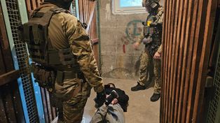 Włamał się do domu i strzelał do jego właściciela – został zatrzymany w specjalnej kryjówce