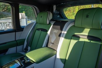 Najdroższy SUV świata wzywany do serwisu. Lepiej nie korzystać z tylnych siedzeń