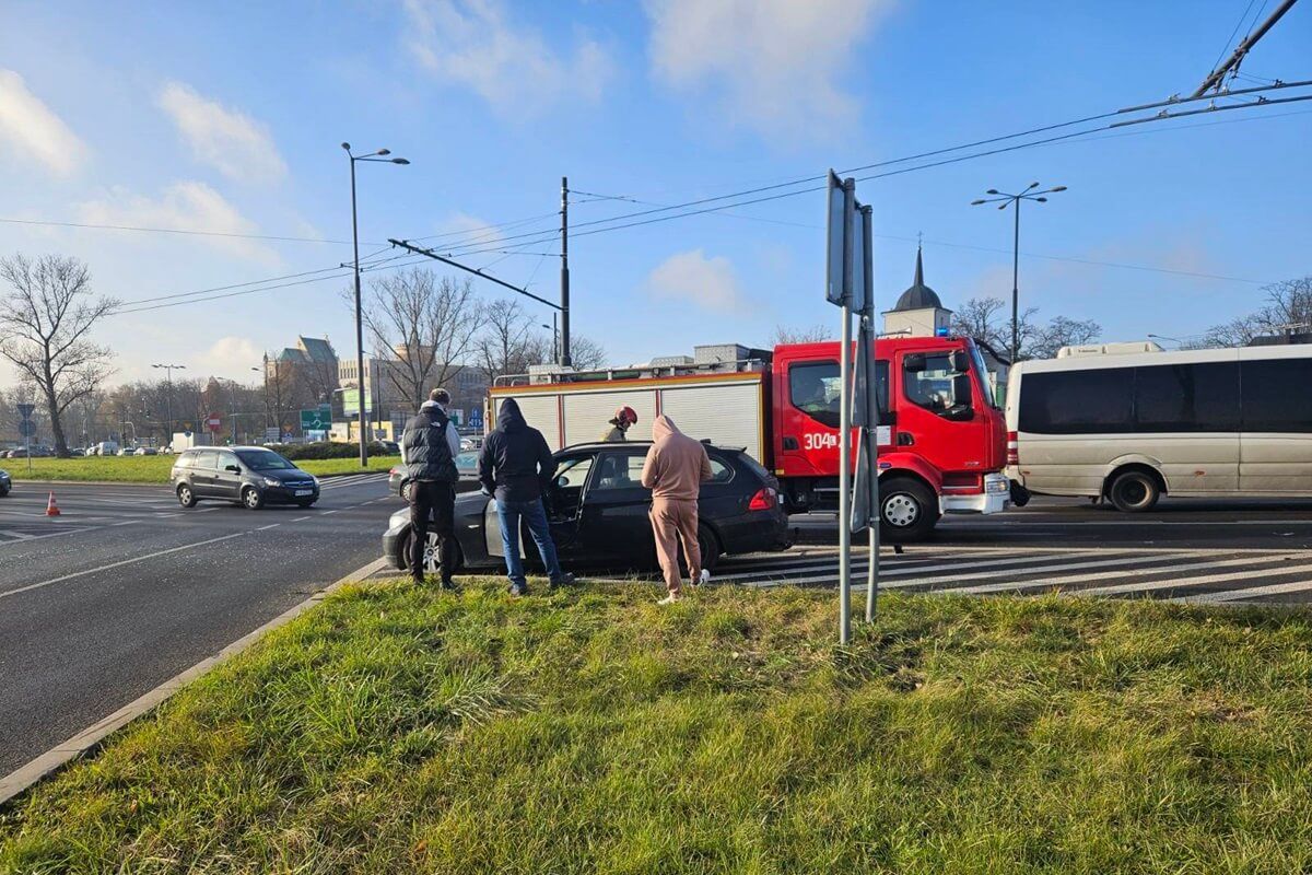 Zderzenie BMW z dostawczym mercedesem na rondzie Mohyły