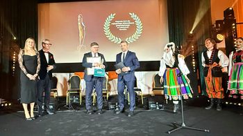 Redaktor naczelny money.pl Łukasz Kijek z nagrodą SGH za całokształt dorobku