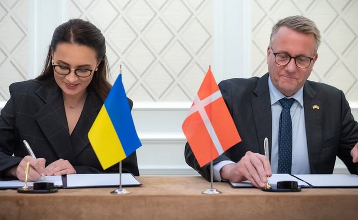 Julia Swyrydenko podpisuje umowę o 