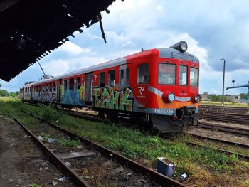 Kolejne pociągi trafiły na złomowisko. Teraz czekają na pocięcie