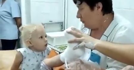 Poruszające wideo. Dziewczynka śpiewa w szpitalu hymn Ukrainy. "Niezniszczalna"