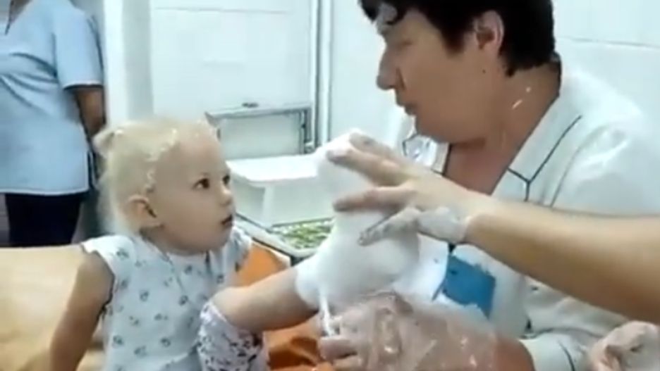 Dziewczynka śpiewa w szpitalu hymn Ukrainy 