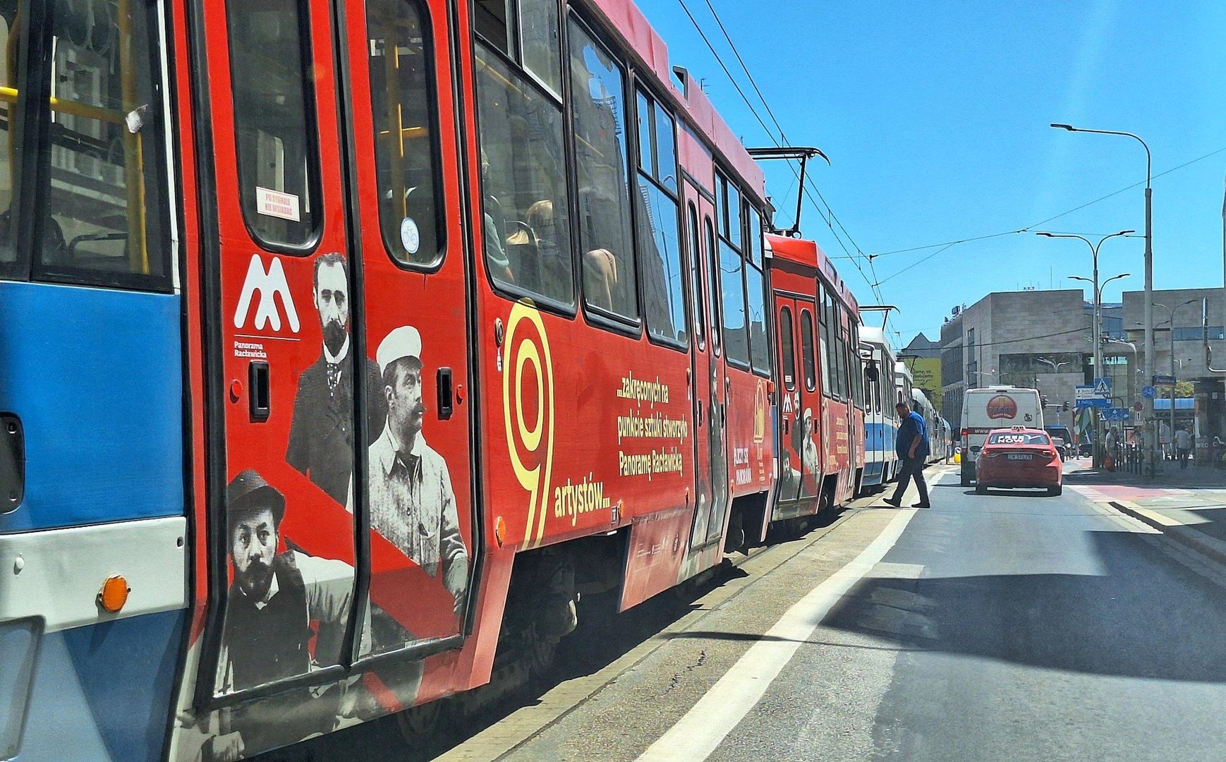 Złamał się pantograf. Niesprawny tramwaj blokuje torowisko.