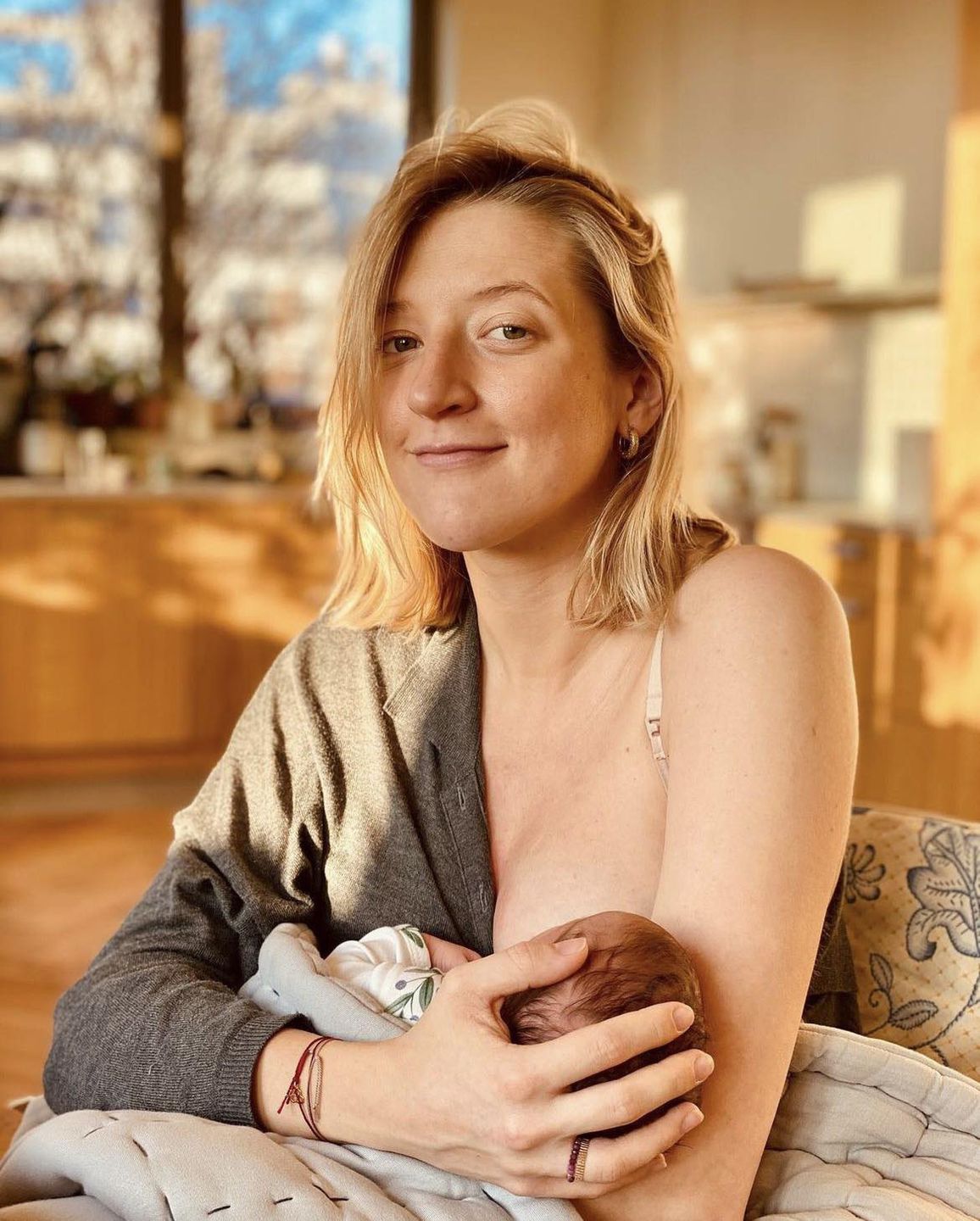 Lara Gessler melduje, że skończyła KARMIĆ PIERSIĄ