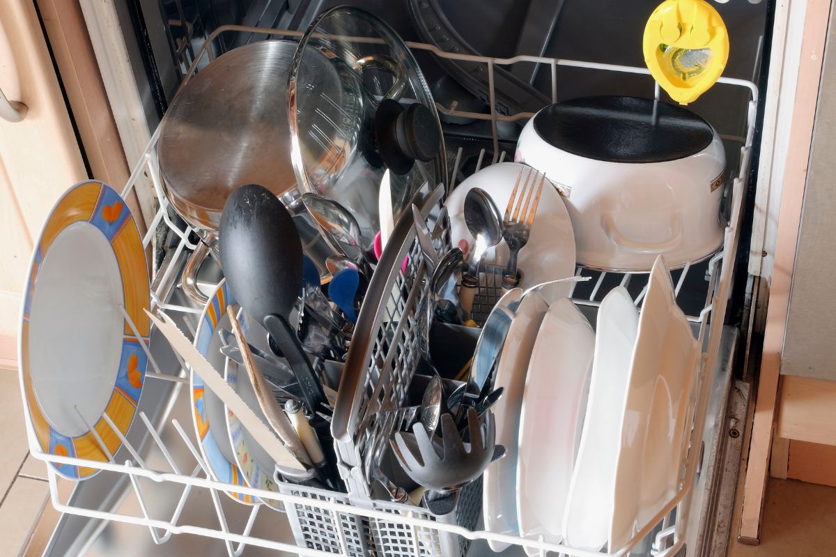 How to clean a dishwasher?