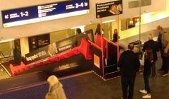 Zjeżdżalnia na Dworcu Centralnym w Warszawie promuje szybki internet w Orange