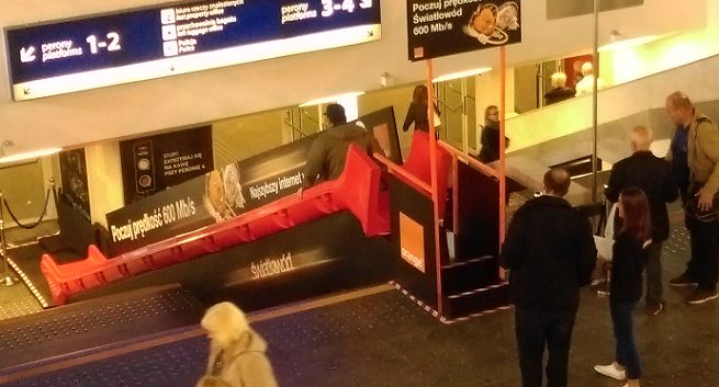 Zjeżdżalnia na Dworcu Centralnym w Warszawie promuje szybki internet w Orange