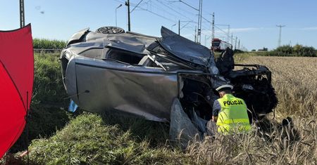 Policjant wjechał na przejazd kolejowy. Zmarł po zderzeniu z pociągiem