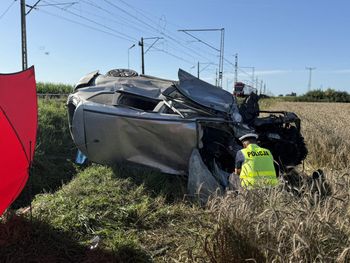 Policjant wjechał na przejazd kolejowy. Zmarł po zderzeniu z pociągiem