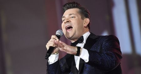 Miał być sernik, wyszedł skandal. Wiadomo, czemu rzucono w Zenka jajkami