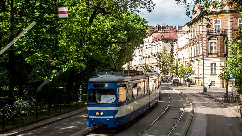 Auto zderzyło się z tramwajami. Pasażerów czekają utrudnienia