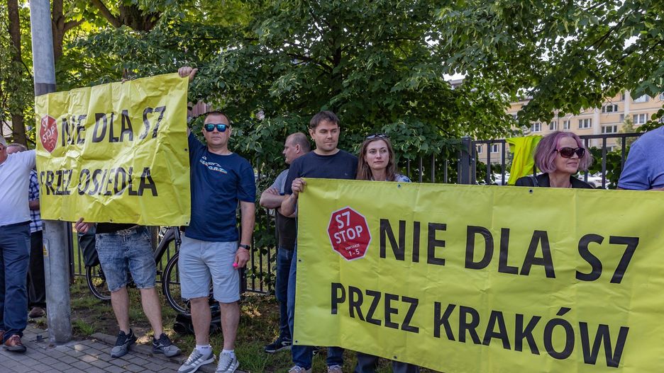 Protest mieszkańców w sprawie budowy trasy S7 przez Kraków zorganizowany został pod siedzibą GDDKiA przy ulicy Mogilskiej w Krakowie. Były transparenty, słychać było gwizdki, rozmowy nie przyniosły jednak konkretnych rezultatów/fot. Anna Kaczmarz/Polska Press