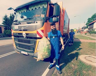 Magister został kierowcą śmieciarki. "Po prostu lubię to robić"