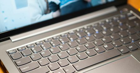 "Laptop dla ucznia". Dyrektor zabrał sprzęt, bo potrzebował pieniędzy