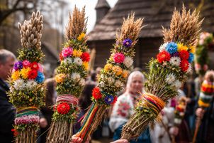 Połykali "kotki" i zatykali palmy na dachach. Niedziela Palmowa na terenach obecnego LSM