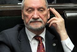 Macierewicz protekcjonalnie potraktował dziennikarkę. Dobrotliwy seksizm to w polskiej polityce chleb powszedni [OPINIA]