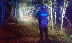 Zauważył rzeczy na skraju lasu. Szukali całą noc. Znamy finał