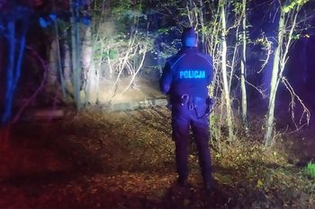 Zauważył rzeczy na skraju lasu. Szukali całą noc. Znamy finał
