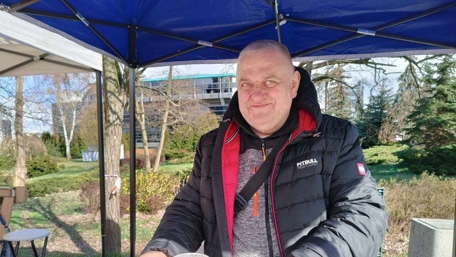 Krzysztof Ptak hoduje 130 kóz i wytwarza z ich mleka (żywego, nie - pasteryzowanego!) wspaniale sery, jogurty i lody. W najbliższą niedziele, 28 września, znów będzie obecny na Wolnym Jarmarku Toruńskim. Już debiutując w Toruniu zrobił prawdziwą furorę. Klienci wiedzą, co dobre.