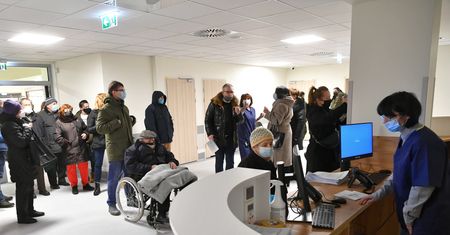 Szczepienie na COVID-19 w Warszawie. Seniorzy czekają na szczepienia