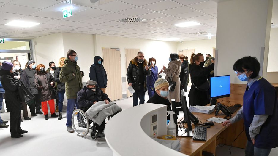Szczepienie przeciwko COVID-19 w Warszawie. Seniorzy czekają w gigantycznych kolejkach 