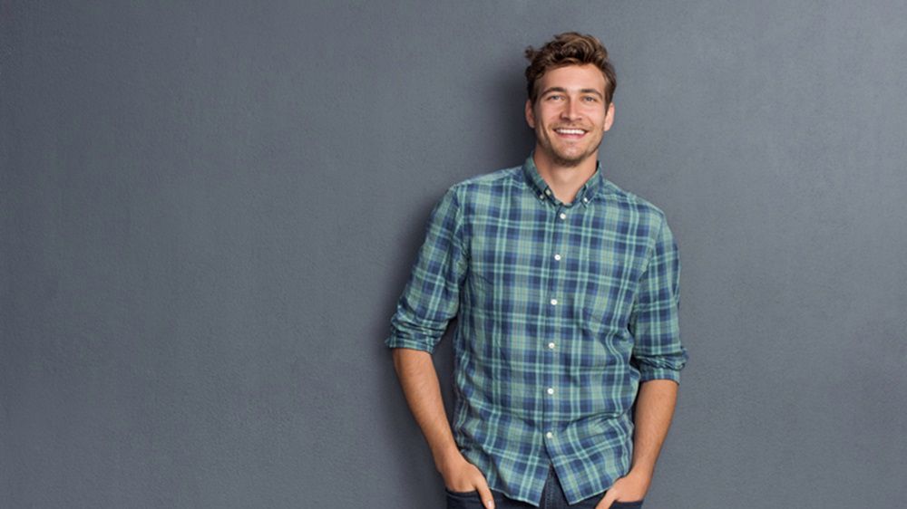 Koszula w kratę może ożywić stylizację i dodać luzu