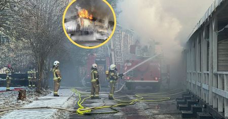Ogromny pożar domków w Pogorzelicy. "Akcję utrudnia mróz"