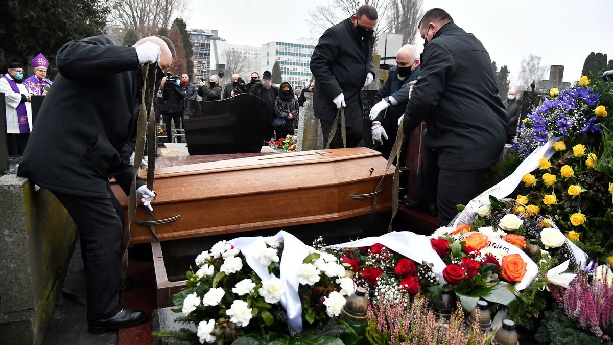 Tradycyjne pogrzeby w Polsce wciąż są znacznie popularniejsze niż kremacje. Ale to będzie musiało się zmienić