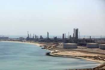 Atak drona na koncern naftowy. Saudi Aramco zamyka rafinerię