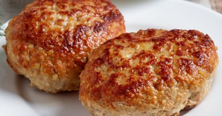Wlej do mięsa na kotlety mielone. Będą smakować jak u babci