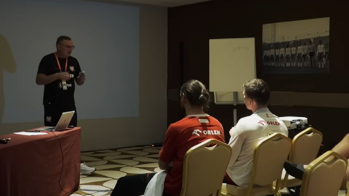 Czesław Michniewicz w czasie odprawy z piłkarzami