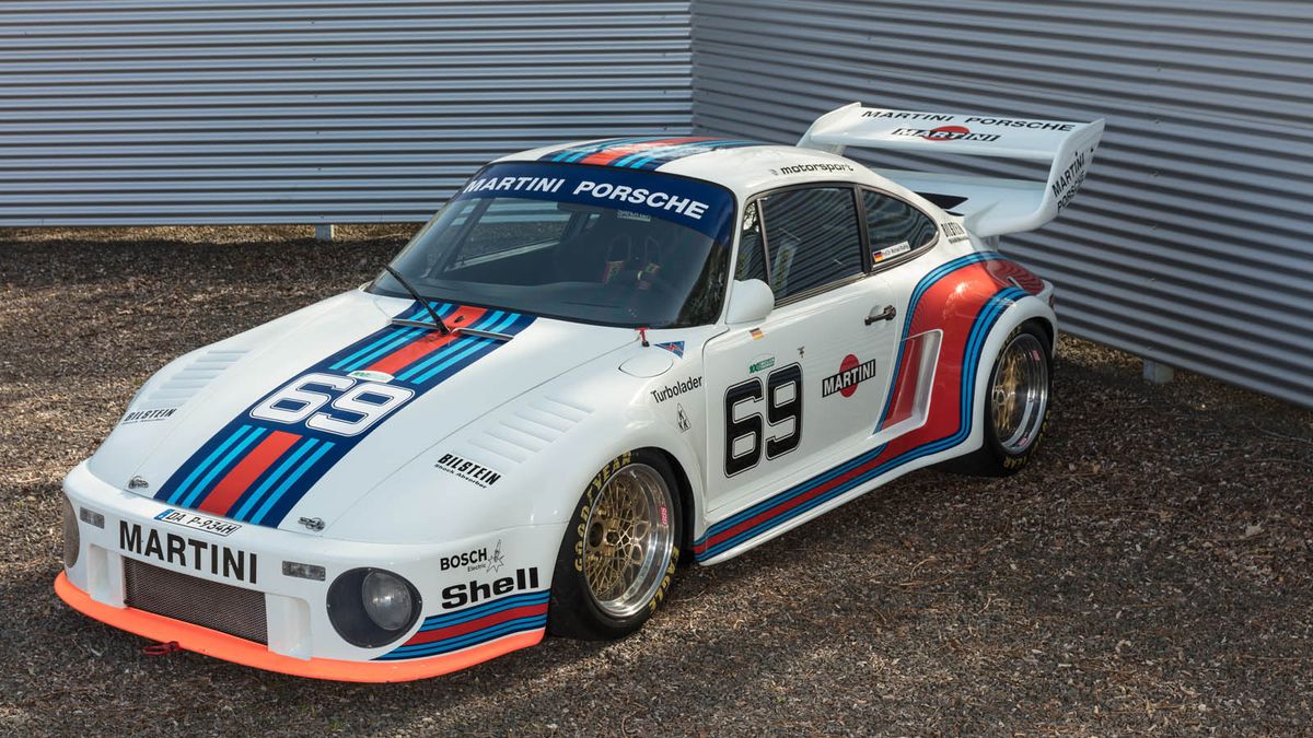 Porsche 935 zna bodaj każdy miłośnik motoryzacji. Słynna dziewięćset jedenastka wygrała wiele wyścigów w latach 70. Przygotowano ją w utworzonej w tym czasie wyścigowej Grupie 5. Natomiast w Grupie 4 stosowano niemal bliźniaczy model 934/5 Turbo.