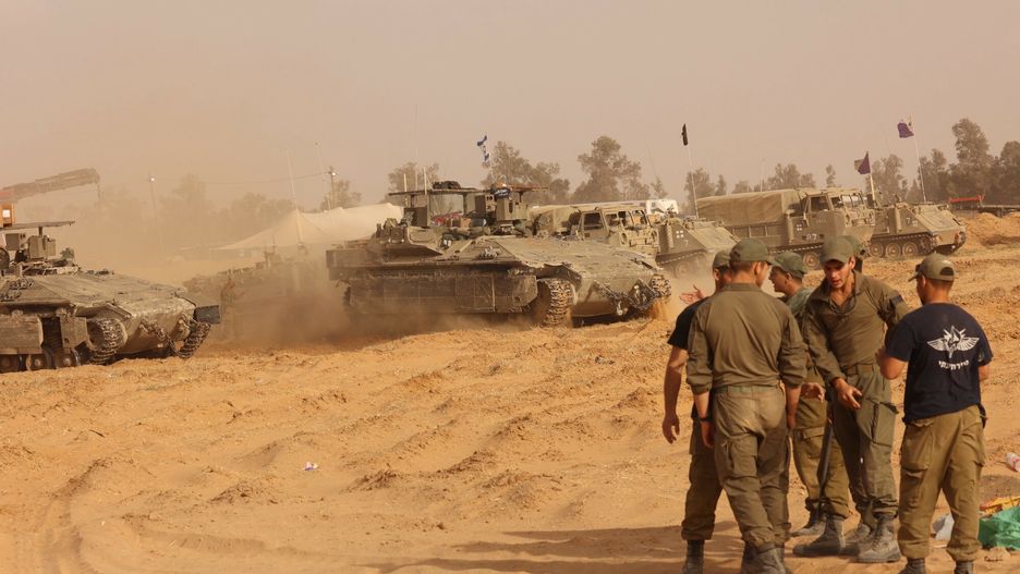 Izrael zbombardowa? namioty przesiedle?c�w w Rafah
(240527) -- ISRAEL-GAZA BORDER, May 27, 2024 (Xinhua) -- Israeli troops are seen near the border with Gaza Strip, in southern Israel, on May 27, 2024. The Israel Defense Forces (IDF) confirmed a "shooting incident" occurred "on the Egyptian border," after Israeli media reported an exchange of fire erupted between Israeli and Egyptian soldiers at the Rafah crossing on Monday. The Egyptian army announced on Monday the killing of a border guard at the Rafah border area with the Gaza Strip in a shooting incident. (Photo by Gil Cohen Magen/Xinhua)
Gil Cohen Magen